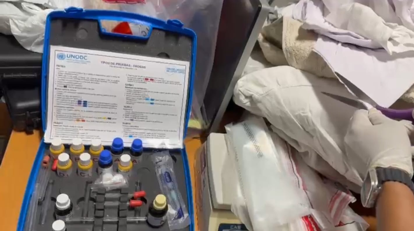 Atrapan dominico – italiana con 110 prendas de vestir impregnada de presunta cocaína