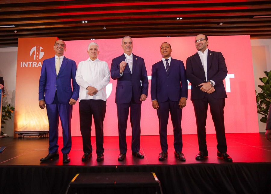 Presidente Abinader recibe la primera nueva Licencia de Conducir