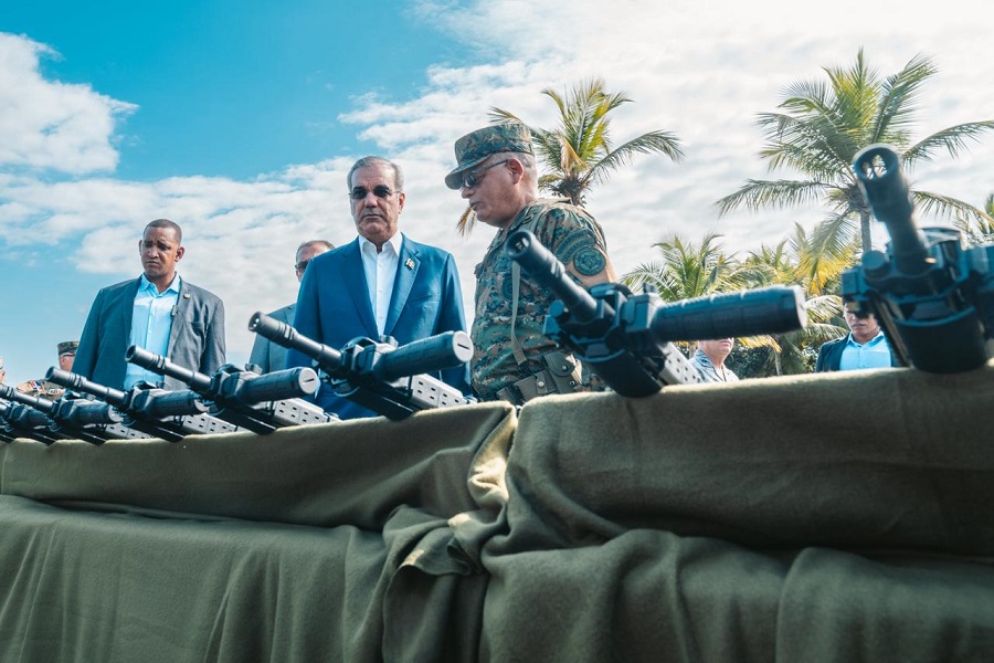 Abinader entrega equipos militares, vehículos blindados FURIA