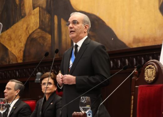 Luis Abinader destaca récord histórico en turismo y crecimiento económico