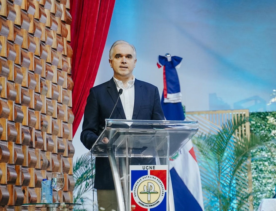 De Camps reafirma al magisterio como eje de la reforma educativa