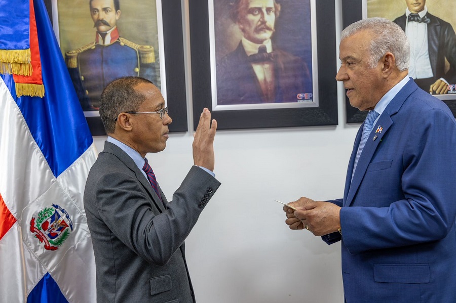 Geraldo Espinosa asume como contralor general de la República