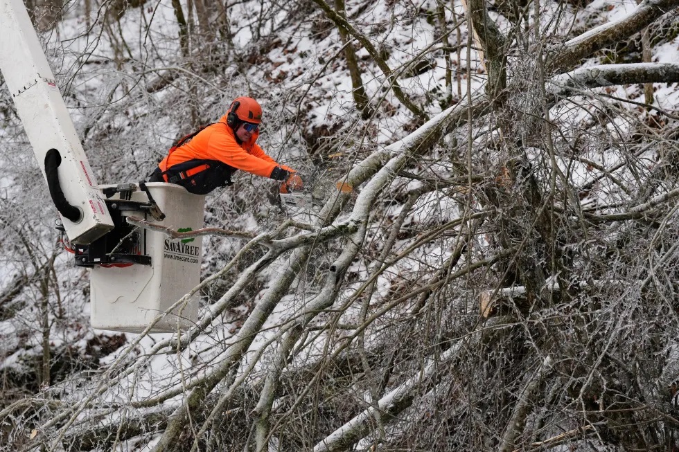 Nieve azota las Carolinas y bajas temperaturas agravan cortes de energía en otros lugares de EEUU