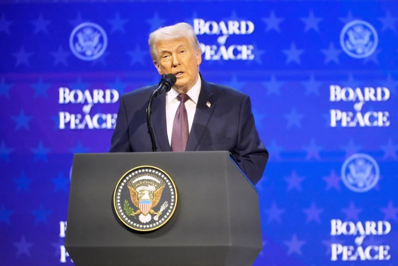 El presidente estadounidense Donald Trump habla sobre su propuesta Junta de Paz, en el Foro Económico Mundial de Davos, en Suiza, el 22 de enero del 2026. (AP foto/Markus Schreiber)