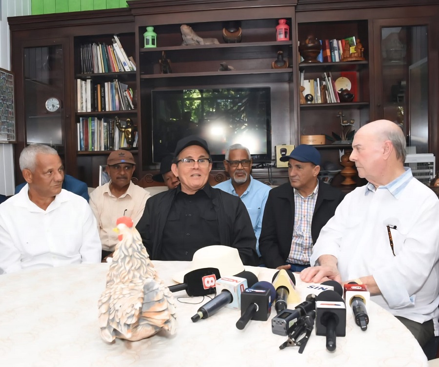 Hipólito Mejía apoya las demandas de los profesionales agropecuarios