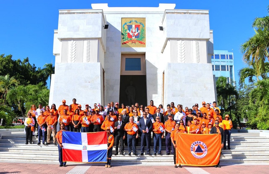 Defensa Civil honra a Padres de la Patria con ofrenda floral