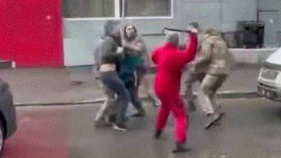 VIDEO: Un hombre armado con una palanca espanta a reclutadores que rodeaban a un joven en Ucrania