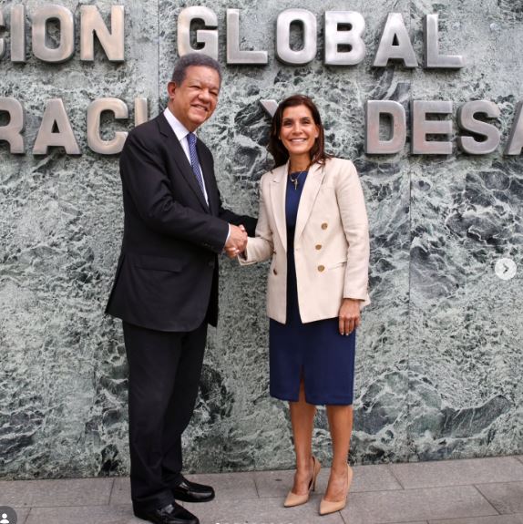 La embajadora de los Estados Unidos visita al expresidente Leonel Fernández en Funglode