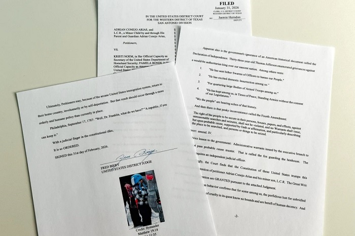 Juez ordena liberar a niño de 5 años y a su padre detenidos en redada migratoria en Minnesota