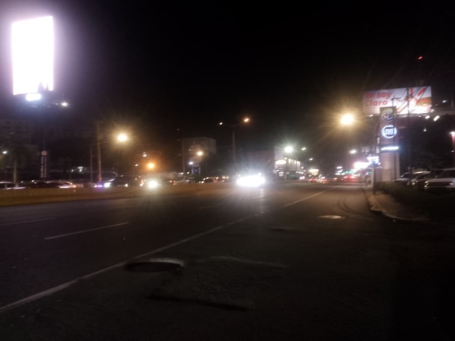 “Cráteres” En avenidas principales de Santo Domingo Este ponen en peligro a conductores y peatones