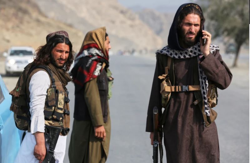 Ministro de Defensa de Pakistán habla de “guerra abierta” con Afganistán tras los últimos ataques