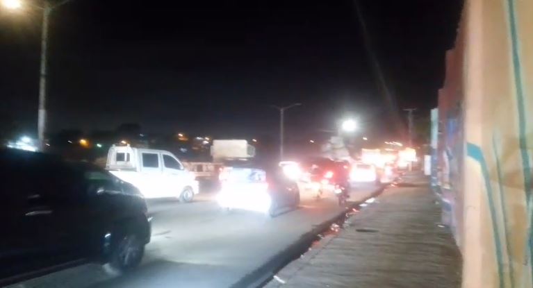 Caos vehicular en la Av. Charles de Gaulle próximo  al Cruce de Sabana Perdida