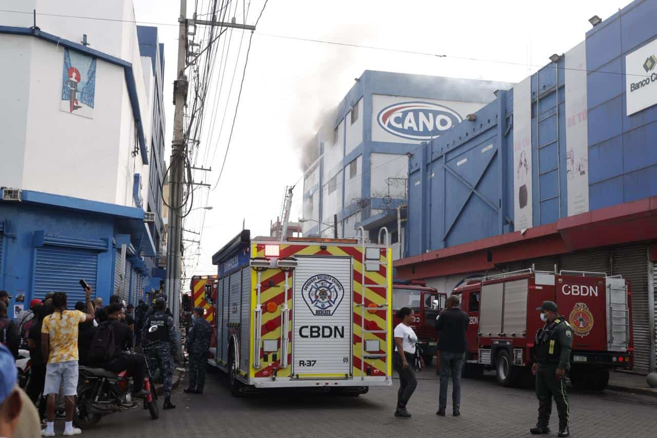 Incendio afecta edificio de Almacenes Garrido en la avenida Duarte
