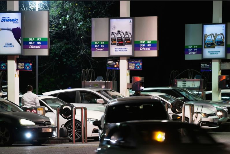 Sudáfrica sufre alzas récord del diésel pese a recorte del impuesto a combustibles