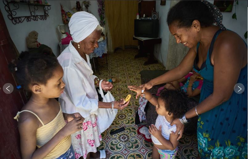Cómo una familia cubana sobrelleva el día a día en medio de la crisis y el embargo petrolero de EEUU