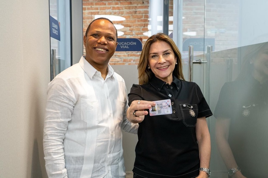 Carolina Mejía destaca el servicio y llama a obtener la nueva licencia de conducir
