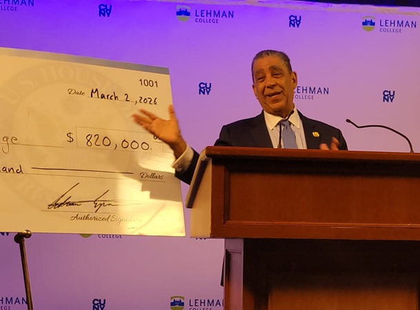 ¡Apoyo a dominicanos! Espaillat entrega US$820 mil a universidad en El Bronx