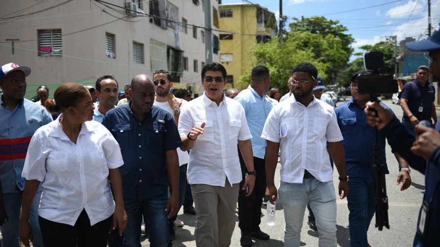 Director de la CAASD encabeza operativo de soluciones en Guachupita