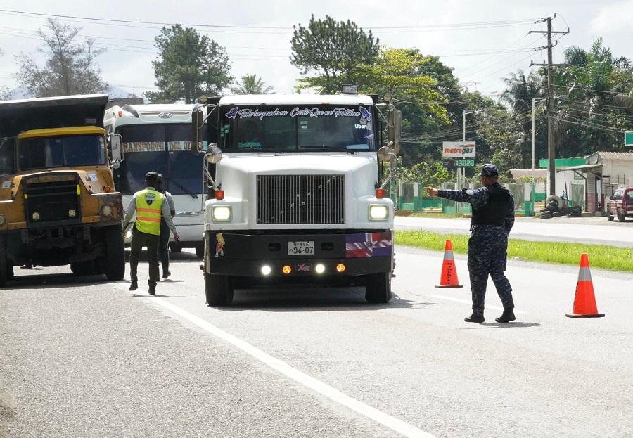 DIGESETT retiene vehículos pesados en riesgo en la autopista Duarte