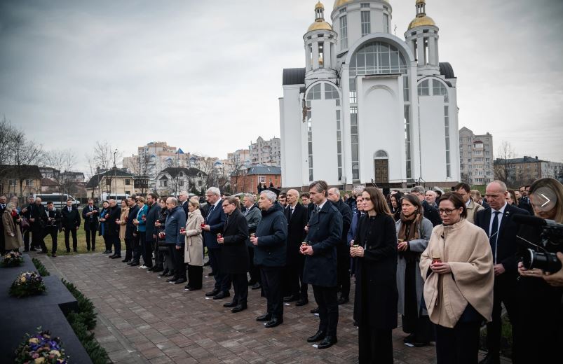 Diplomáticos europeos visitan Ucrania en el 4to aniversario de la tragedia en Bucha