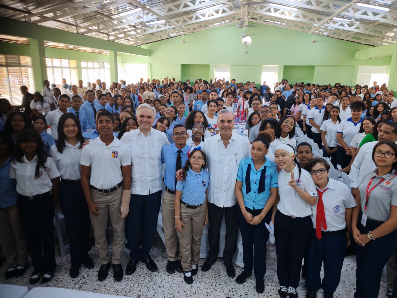 Presidente Abinader y el ministro De Camps conversan con estudiantes sobre los avances del Gobierno en materia educativa