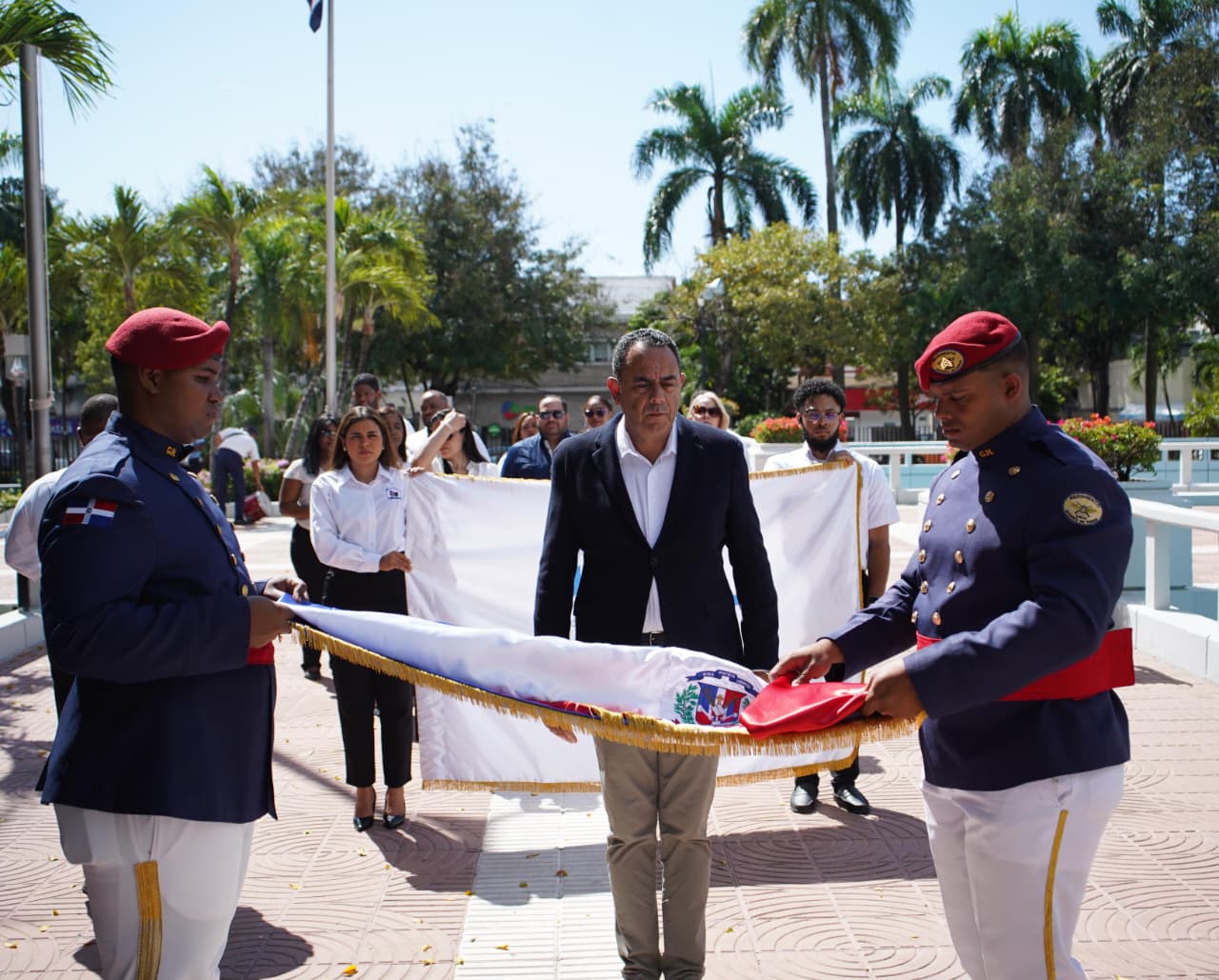 CONALECHE deposita ofrenda floral en el Altar de la Patria