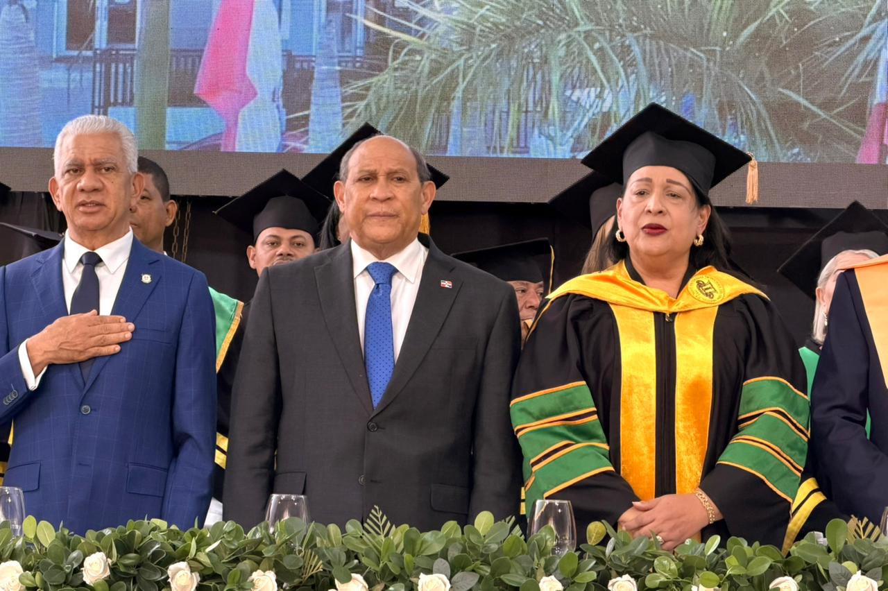 MESCyT llama a los 623 nuevos profesionales que se invistieron en UTECO a seguir preparándose para la Cuarta Revolución Industrial