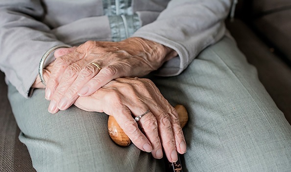 Agencias de servicios NYC atienden a envejecientes tendrían US$32 millones menos en 2027; dominicanos entre perjudicados