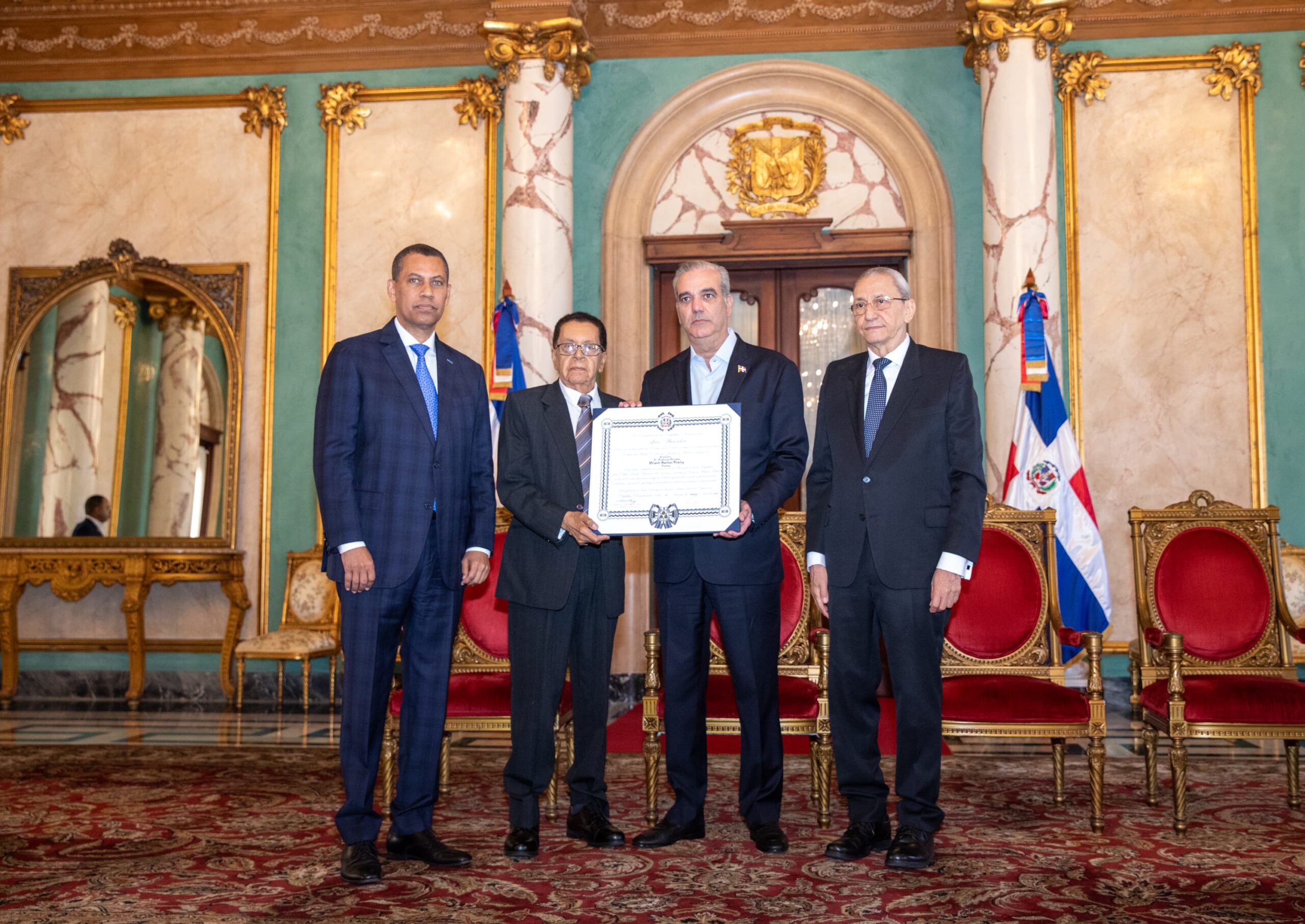 Abinader condecora póstumamente a Orlando Martínez Howley