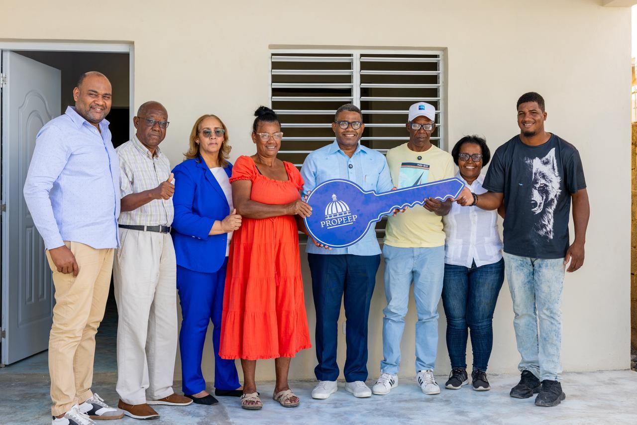 Propeep entrega vivienda remozada y equipada a familia en San Cristóbal