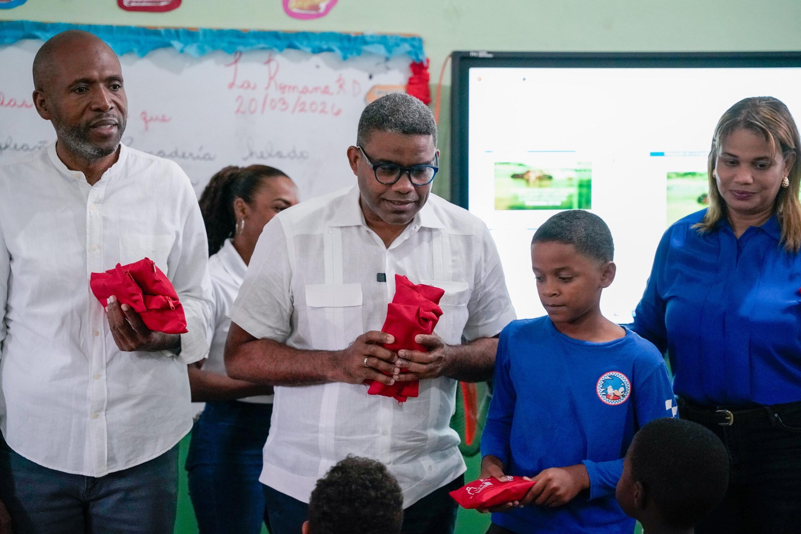 Propeep impactan a cientos de personas en Villa Verde, La Romana