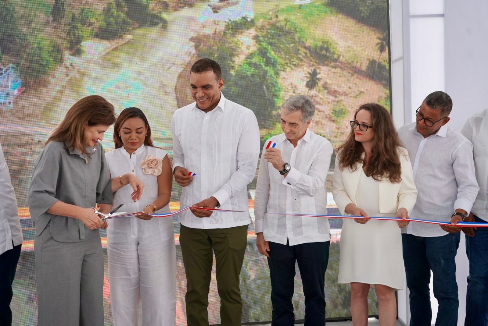 Senador Carlos Gómez destaca construcción del puente de Batey Ginebra