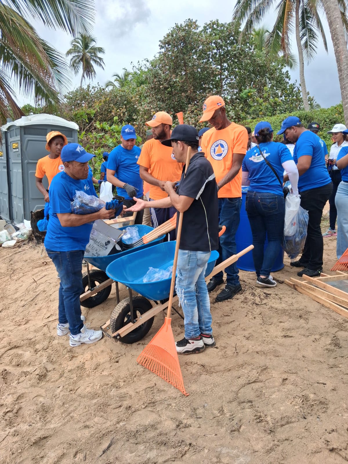 Realizan jornada de limpieza en la playa Uvero Alto, Punta Cana