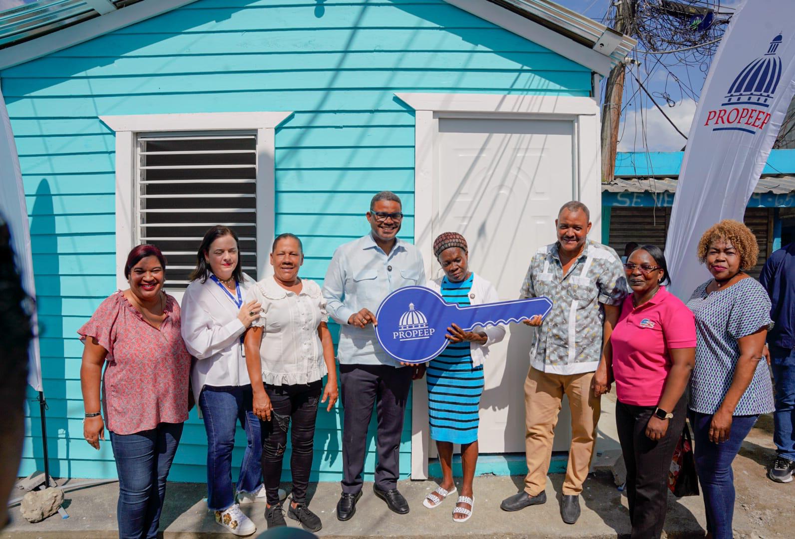 Propeep entrega vivienda reconstruida a Carmen Araujo, no vidente de 64 años en Capotillo