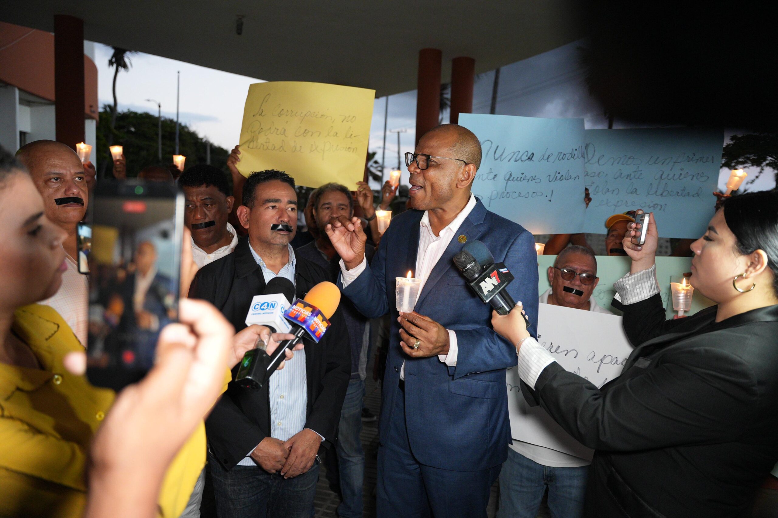 Gremios periodísticos protestan con encendido de velas pancartas y tape color negro en la boca por decisión de jueza contra Nelson Gutiérrez