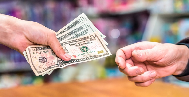 Fiscal General de NY: Los comercios ya no pueden rechazar pagos en efectivo; miles dominicanos son propietarios