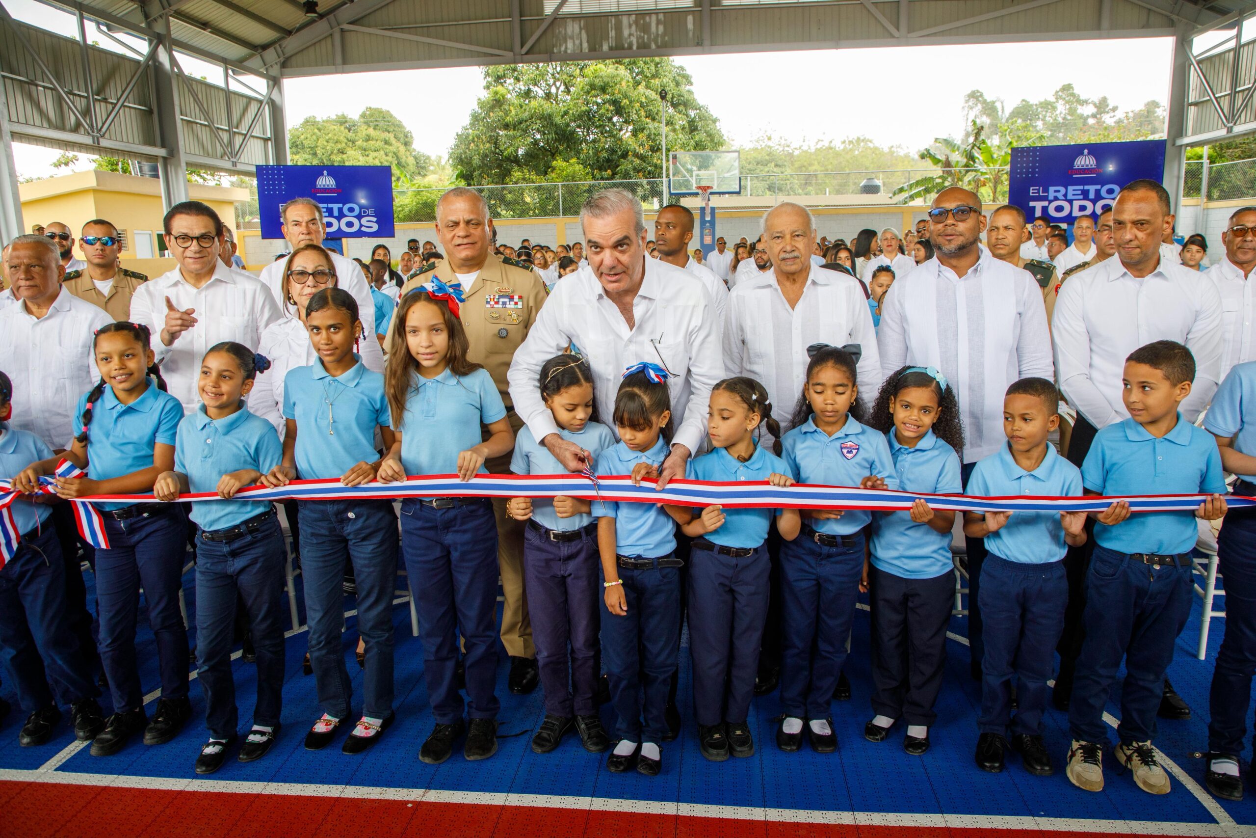 Abinader inauguración de cancha techada en Centro Educativo Blanca Mascaró en Licey al Medio