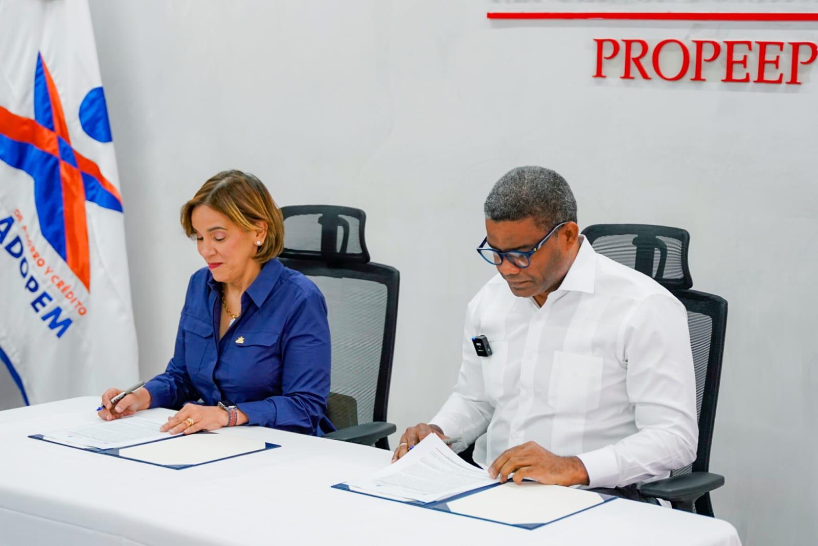 Propeep y Banco Adopem firman convenio para impulsar inclusión financiera de emprendedores informales del país