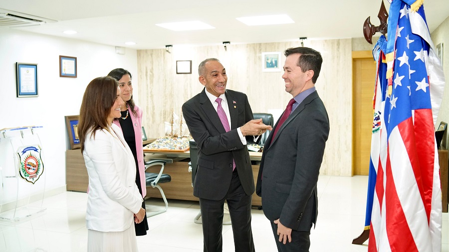 Embajadora EE. UU. presenta al presidente DNCD nuevo agregado de la DEA en RD