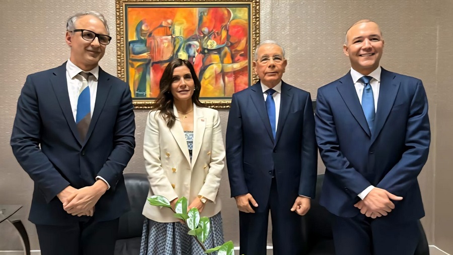 Embajadora de EEUU se reúne con el ex Presidente Danilo Medina y Johnny Pujols