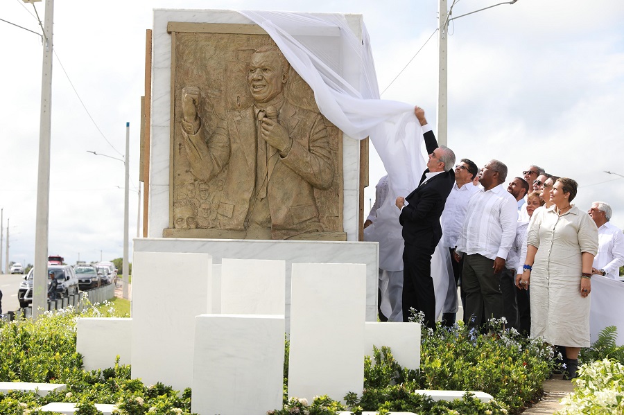 Abinader encabeza renombramiento de la avenida Ecológica como José Fco. Peña Gómez en Santo Domingo Este