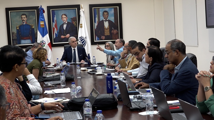 De Camps encabeza reunión para la Apertura del Año Escolar 2026-2027