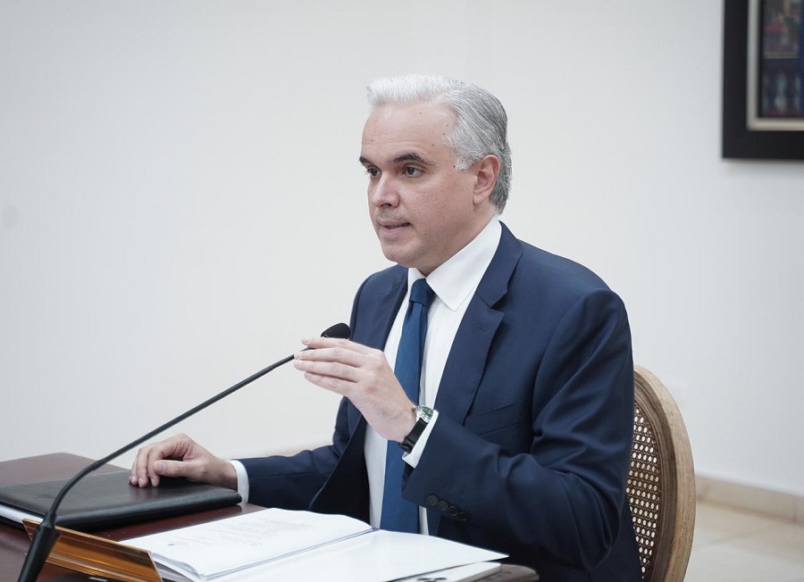 De Camps lanza estrategia para digitalizar la educación