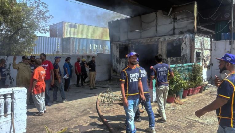Al menos 9 muertos en Pakistán cuando manifestantes intentan asaltar el consulado de EE.UU. por la muerte de Jamenei