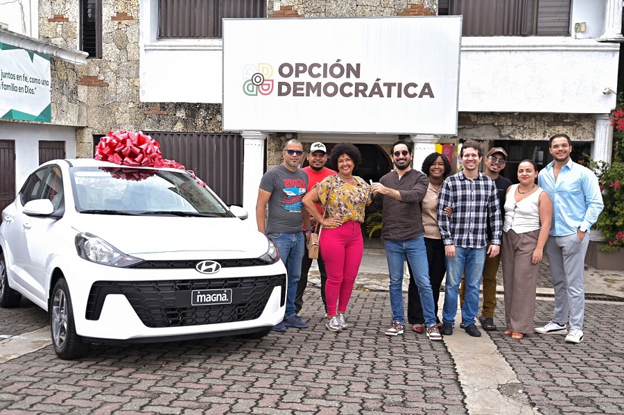 Opción Democrática entrega vehículo a ganadora de sorteo recaudación de fondos “Móntate con OD”