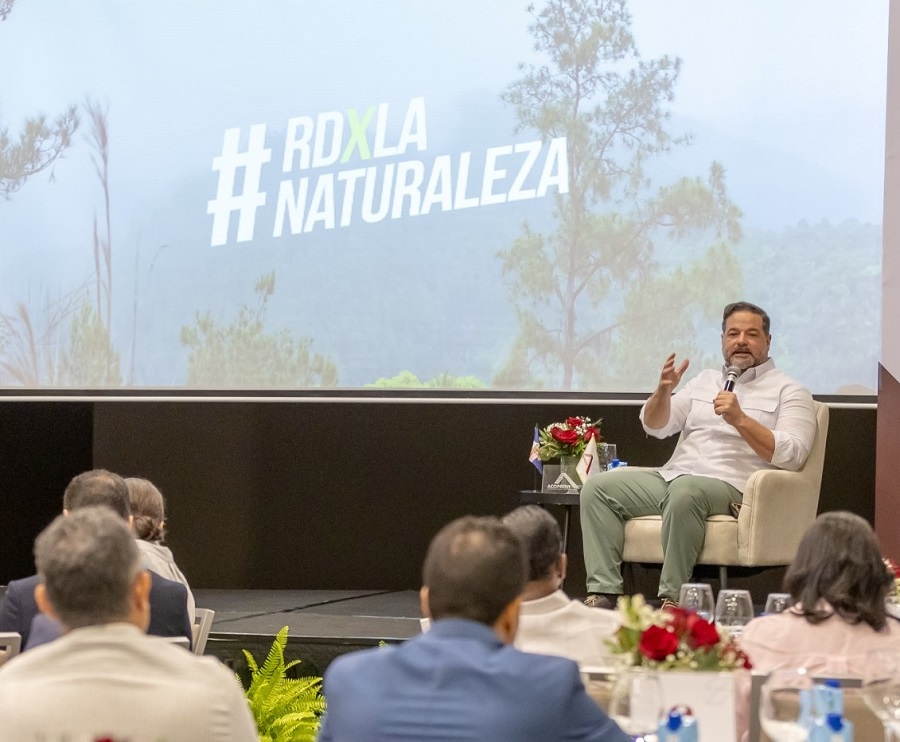 Ministro Henríquez aborda mejoras en permisos ambientales ante ACOPROVI