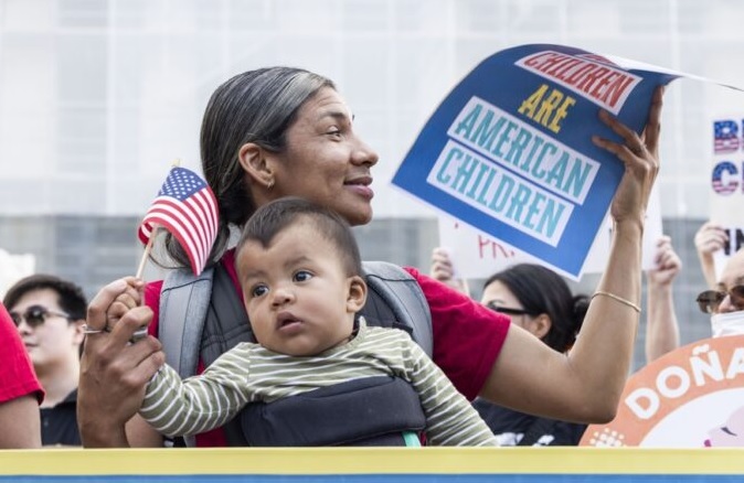 Corte Suprema evalúa ciudadanía para hijos de indocumentados; miles son dominicanos