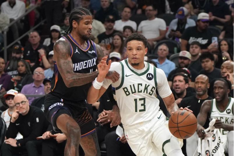 Ryan Rollins anota 26 puntos en triunfo de Bucks 108-105 y Suns sufren 5ta derrota seguida
