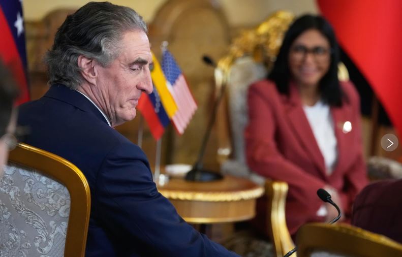 Secretario del Interior de EEUU se reúne con presidenta de Venezuela para tratar minería y recursos