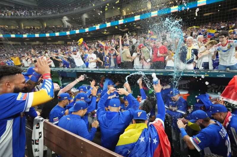 Público festivo en la final del CMB: EE.UU. juega con Venezuela en un momento político tenso